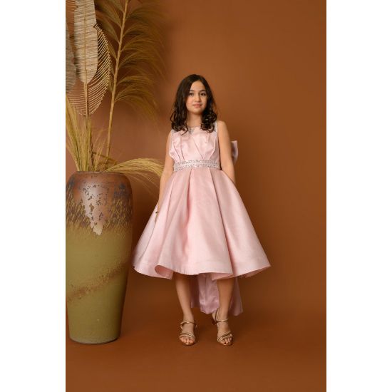 صورة فستان بناتي سهرة إطلالة الأميرات ذيل مرصع وفيونكه من الخلف - M3570